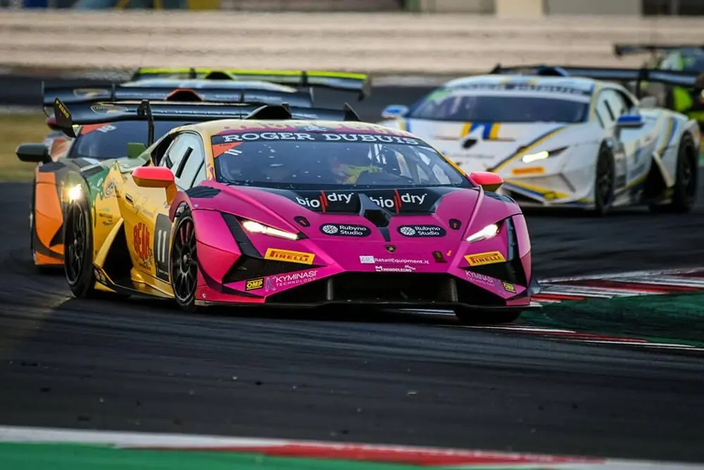 La Lamborghini Huracán con i loghi Rubyno.Studio in pista